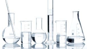 LAB_3_23_Emilia_Martula_MYCIE_SZKLA_LABORATORYJNEGO_iStock-155483615