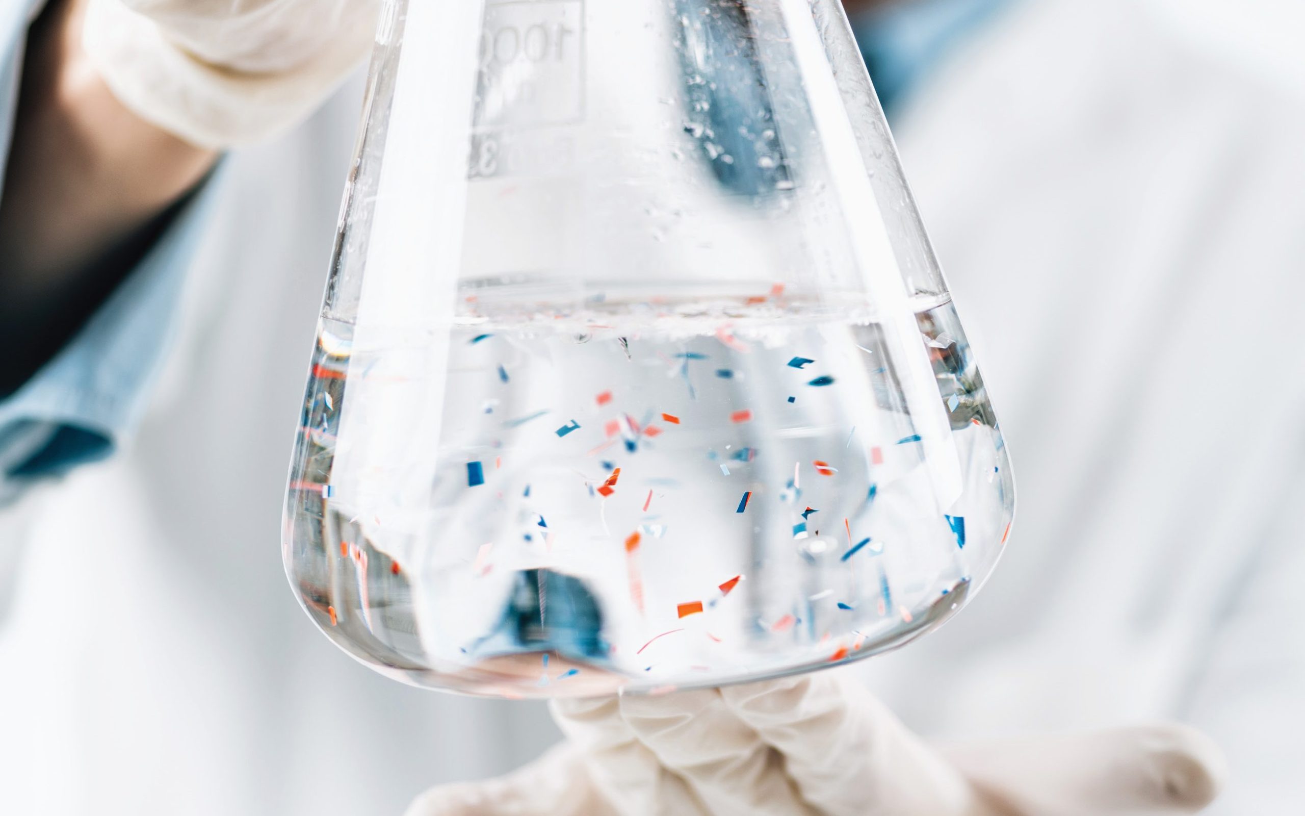 LAB_4_23_Michal_Bodzek_USUWANIE_MIKROPLASTIKOW_Z_WODY_I_SCIEKOW_iStock-1312263655