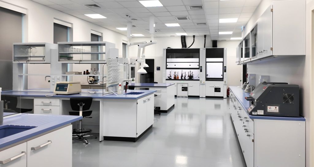 LAB_1-2_25_wizyta_w_laboratorium_Marta_Mroz_LABORATORIUM_KRYMINALISTYCZNE_FOT_1