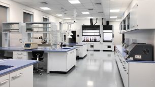 LAB_1-2_25_wizyta_w_laboratorium_Marta_Mroz_LABORATORIUM_KRYMINALISTYCZNE_FOT_1